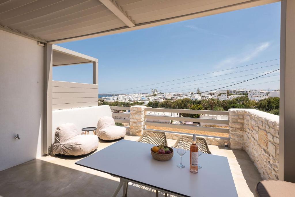 MICHAEL ZEPPOS STUDIOS NAOUSA, Nausa