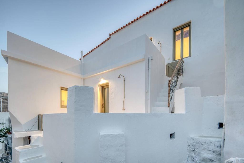 My Secret Mojo 1, Serifos Chora