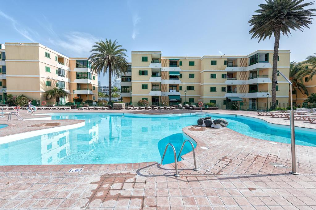Las Olas Apartments - 2