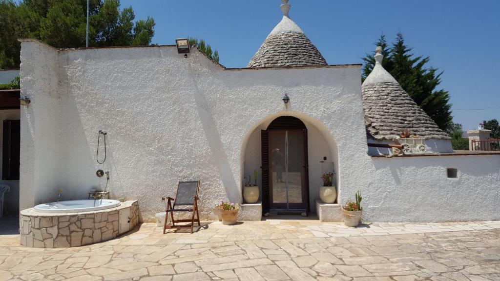 Trullo del Paradiso and pool, Ostuni