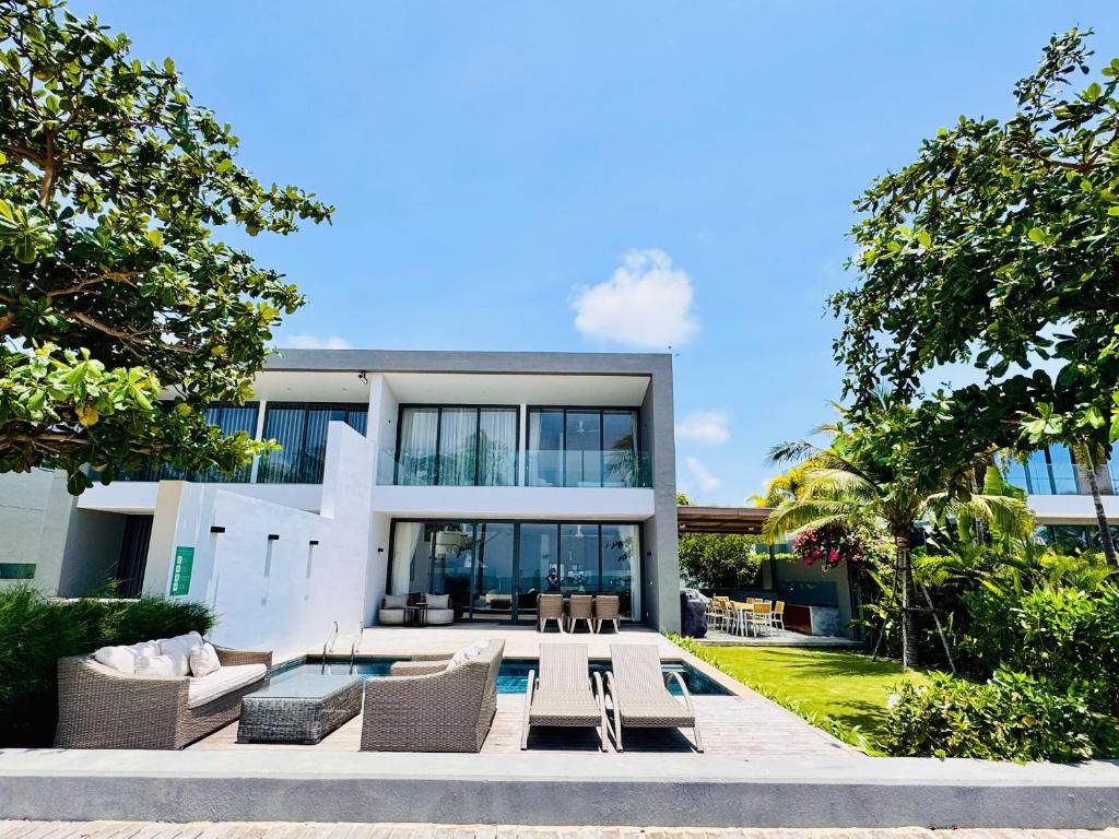 位于何电车海滩的3卧室别墅-492平方米|带3个独立浴室 (Beachfront 4 Bedrooms villa Sanctuary Ho Tram)