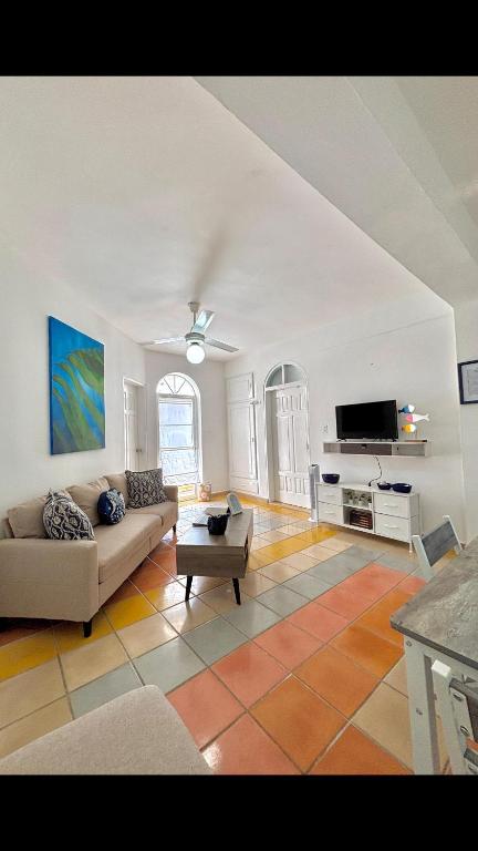 Dominicus Castillo Paradise, La Laguna