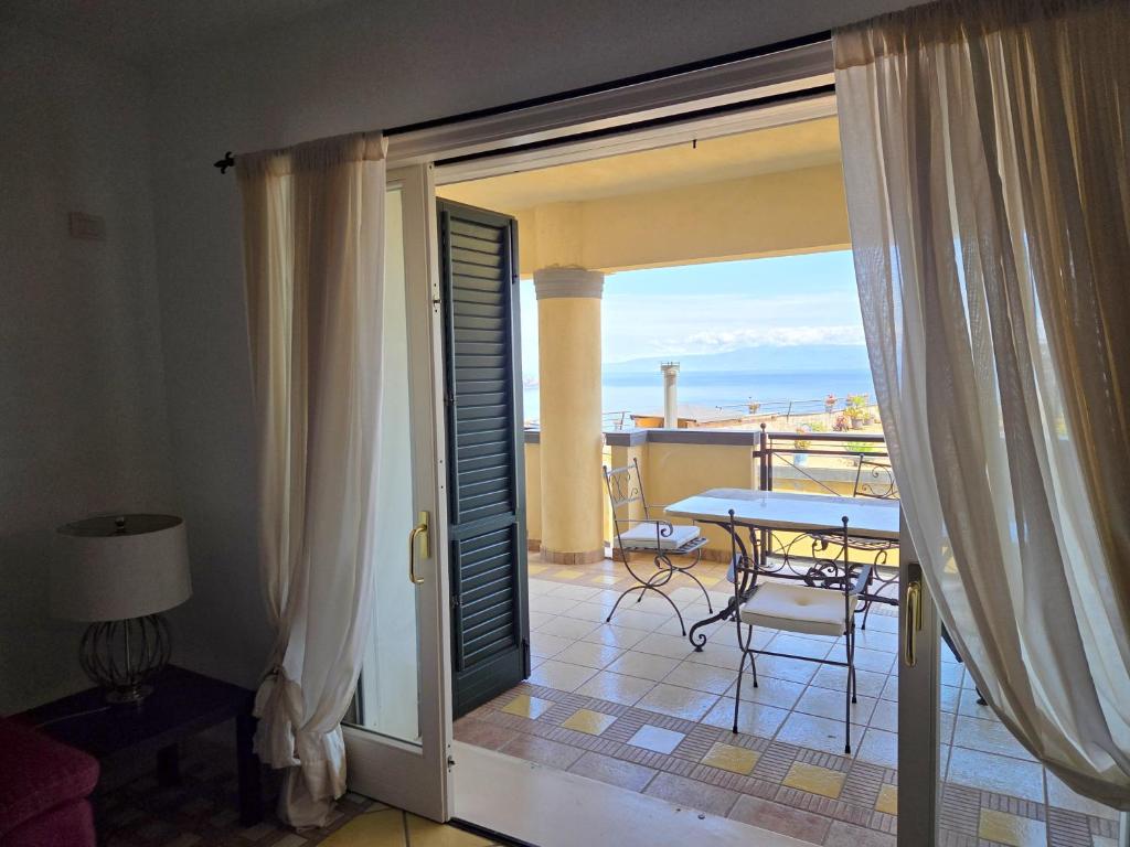 Taormina Ibiscus Apartment by Taormina Holidays - 2