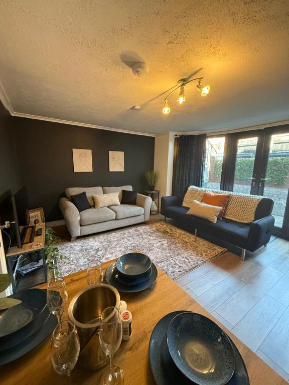 The Chapel - Worcester City - FREE Parking, WI-FI, Toiletries - TVs in rooms - Stocked kitchen - Entire Apart - Self Check-In - Outside Space, Worcester