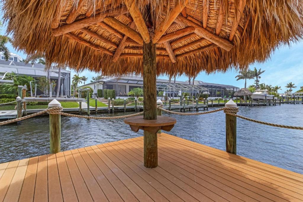 Heated Pool & Spa, Gulf Access, Dock and Tiki Hut - Coastal Escape - Roelens Vacations, Cape Coral