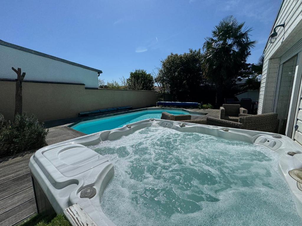 L'églantine - Piscine, Spa, Wifi, Parking, Saint-Herblain