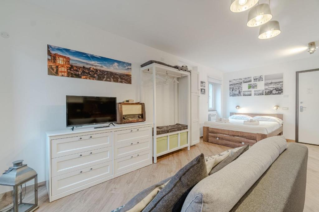 GuestHost-Central Apartment - 2