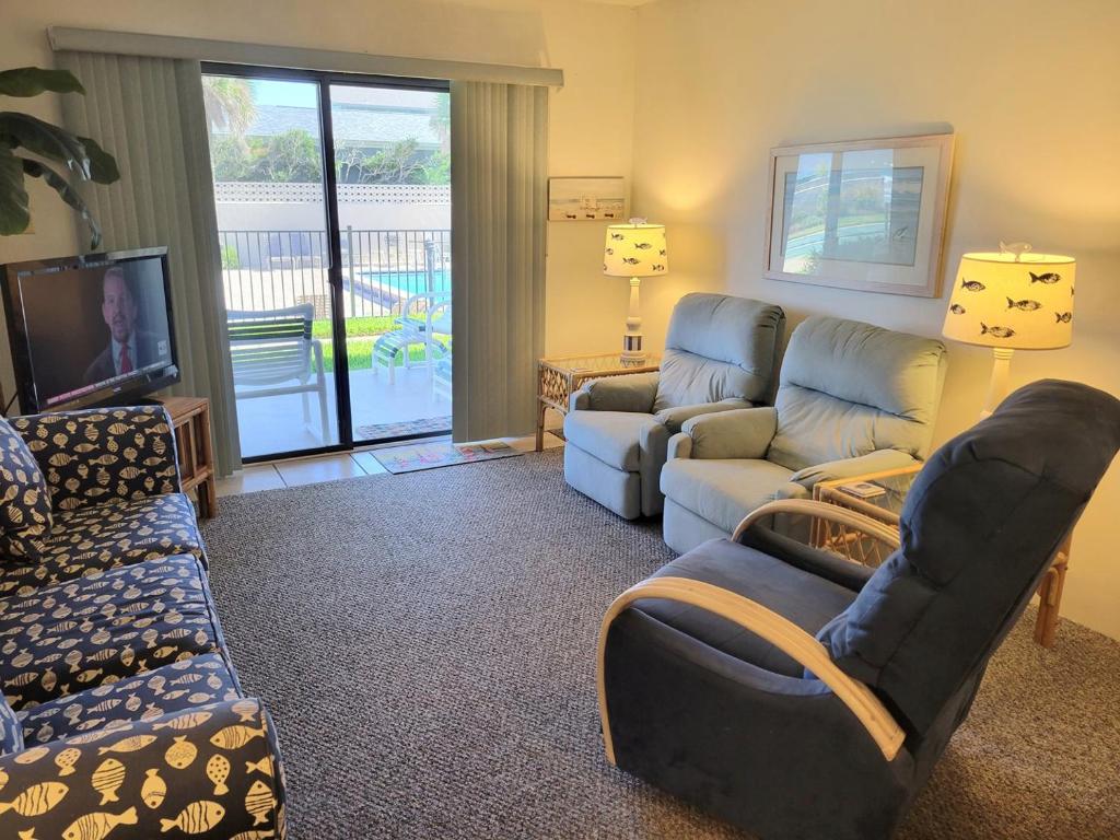 110 - Ocean View 1/1 Poolside Ground Floor, New Smyrna Beach