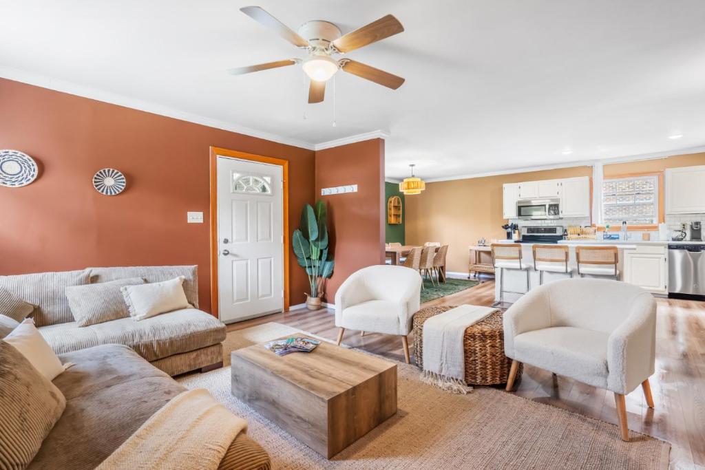 Boho Downtown 5BD Home BBQ Pool Table 5Min to Duke, Durham