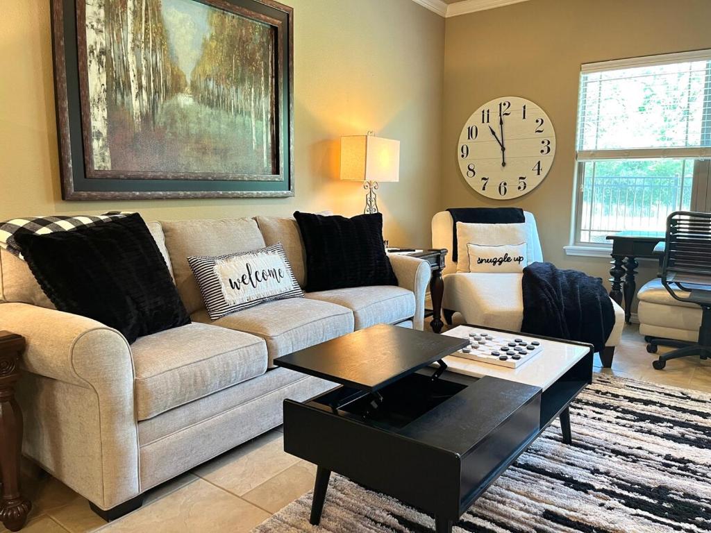 King Suite, 2 Bed 2 Bath, Sleeps 6, College Station