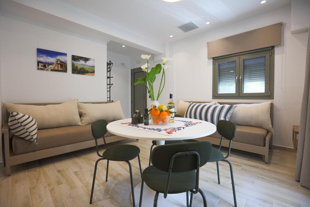 Ammos Little Escape, Avdou