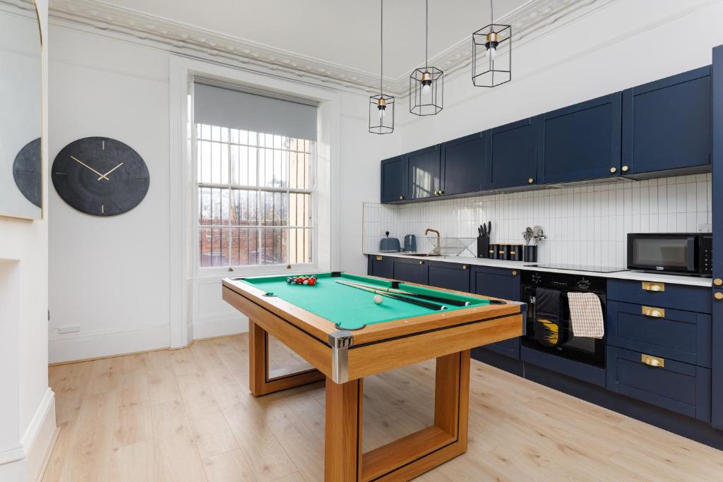 Flatzy - City Centre Mansion 2, Sleeps 22, 4 Baths, Liverpool