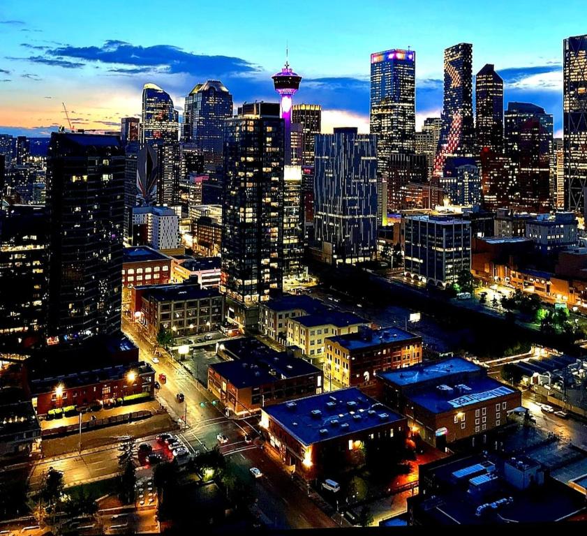 Breath Taking View-4Guest DT Skyline 35th Floor, Calgary