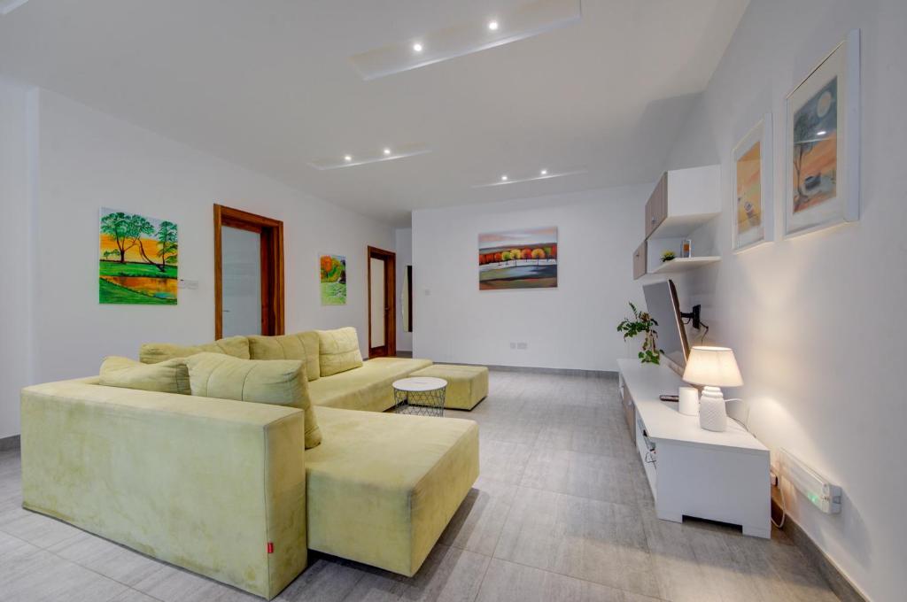 Top floor apt with common pool close to all amenities, St Paul's Bay