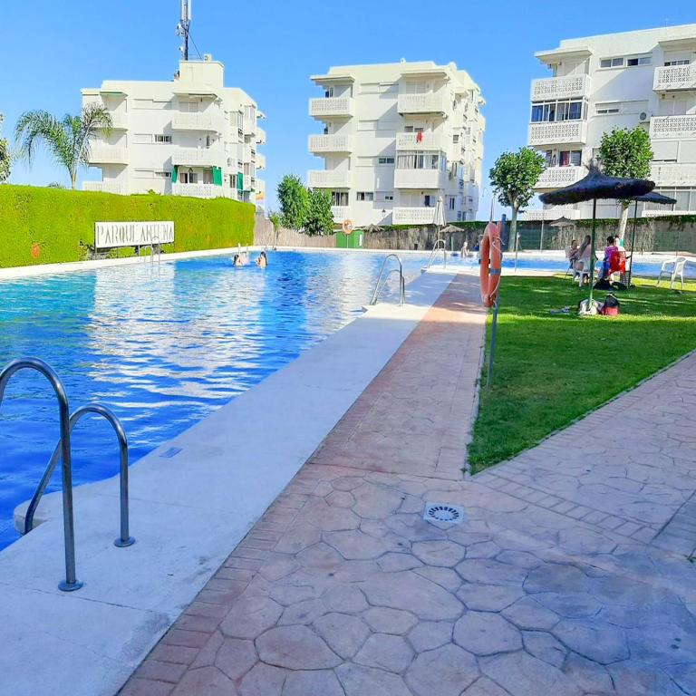 Sol & Beach Apt- Coastal Retreat by the Sea, Estepona