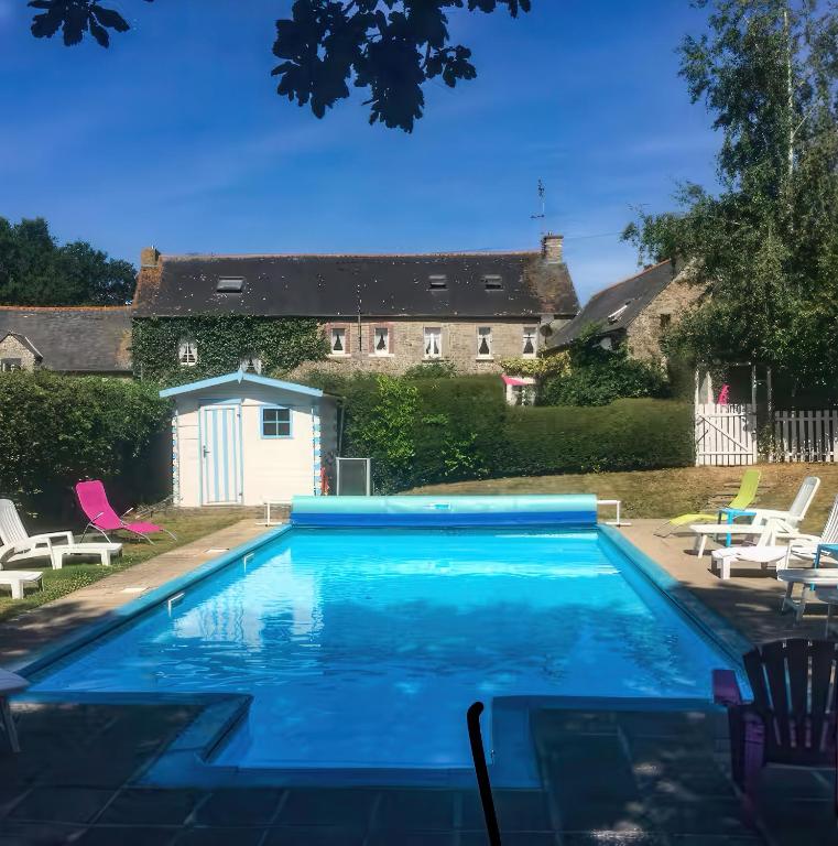 Two Cottages in Beautiful Brittany 5 Bedrooms Sleeps 10 Pets Welcome Heated Swimming Pool Free Wifi, Plouguenast Langast