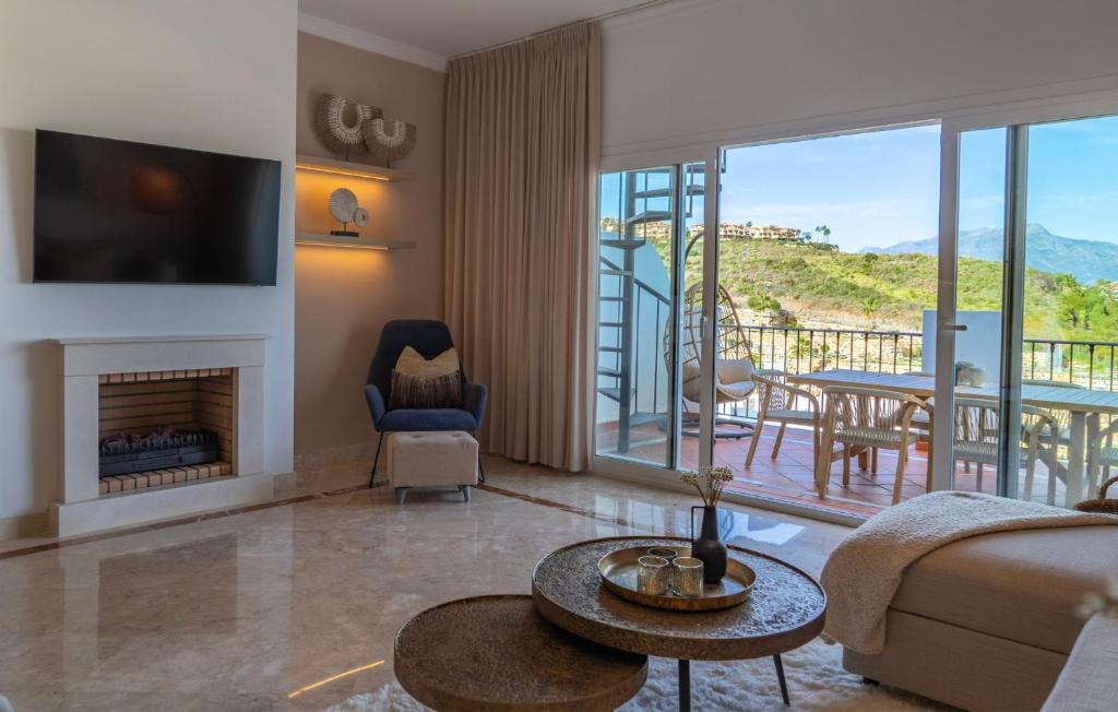 Serene hideaway, luxurious 2-bedroom penthouse apartment in the exclusive Paraíso Pueblo - 3