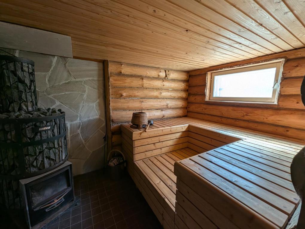 Tilava huone rannan lähellä, Rauma