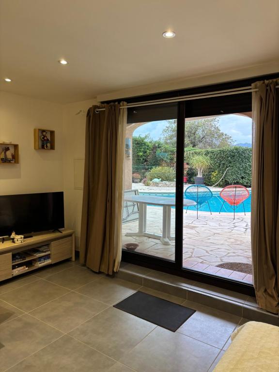 2 pièces dans villa avec piscine & parking -Cannes à 10 mns - 5