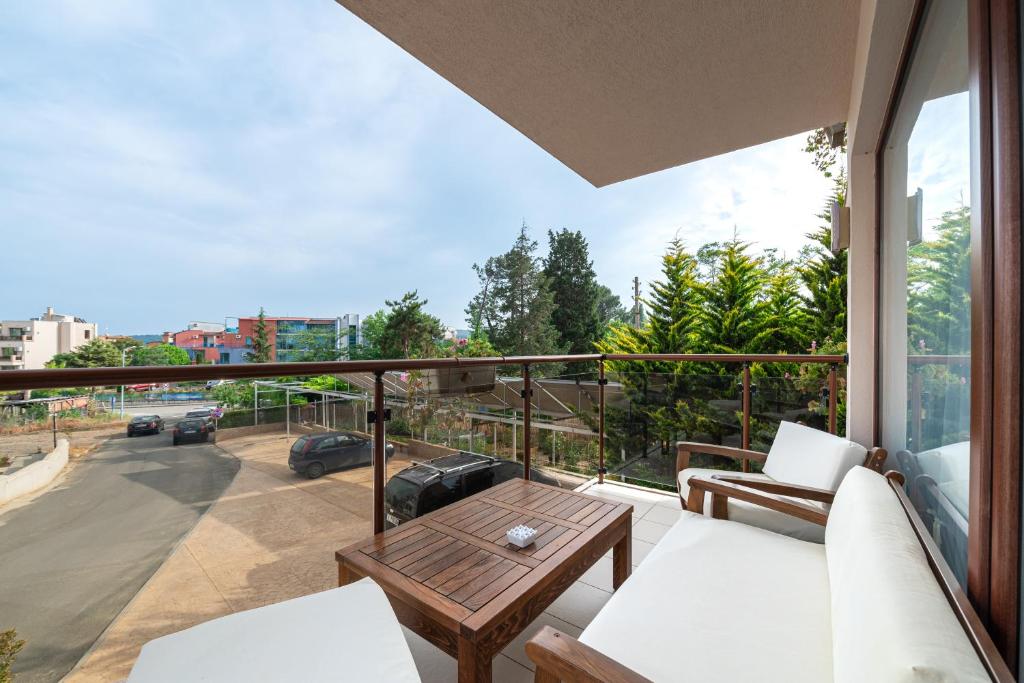 Апартаменти с чадъри и шезлонги на плажа - Свети Никола Каваците, Sozopol