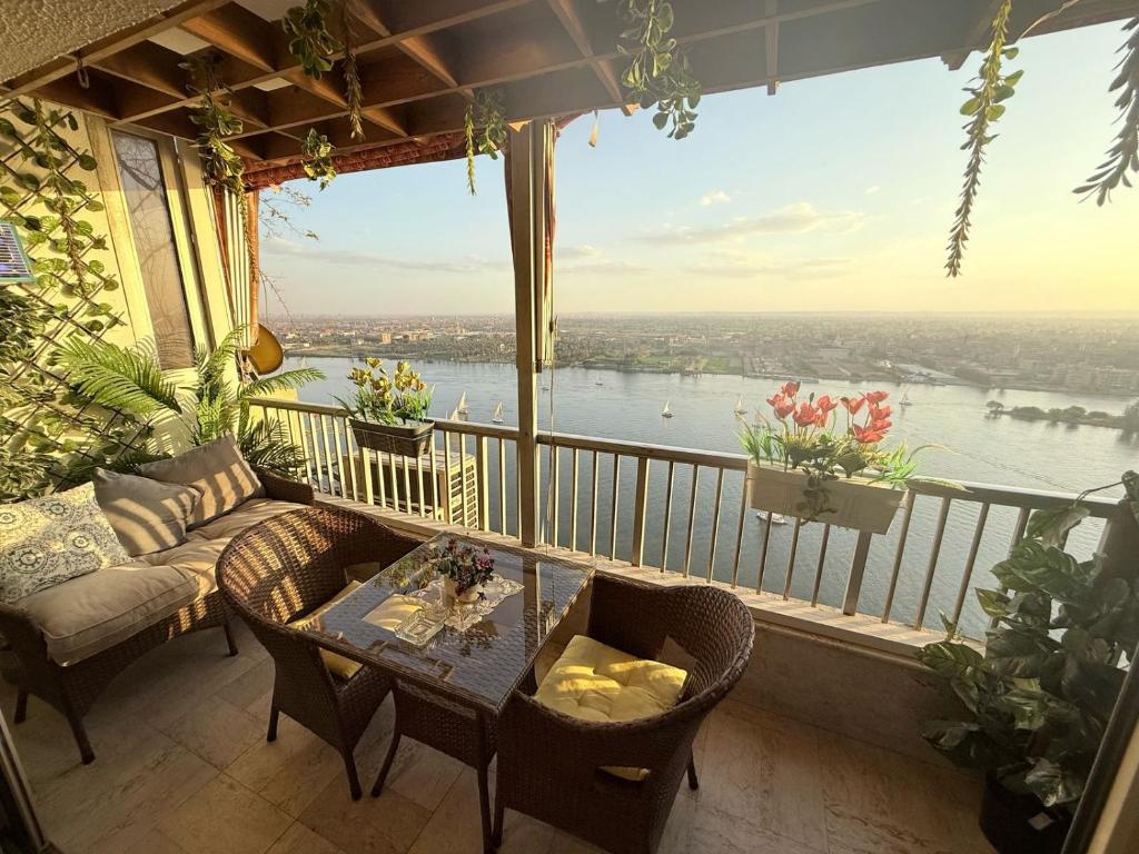 Maadi 2BR on 23rd Floor Overlooking the Nile, Káhira