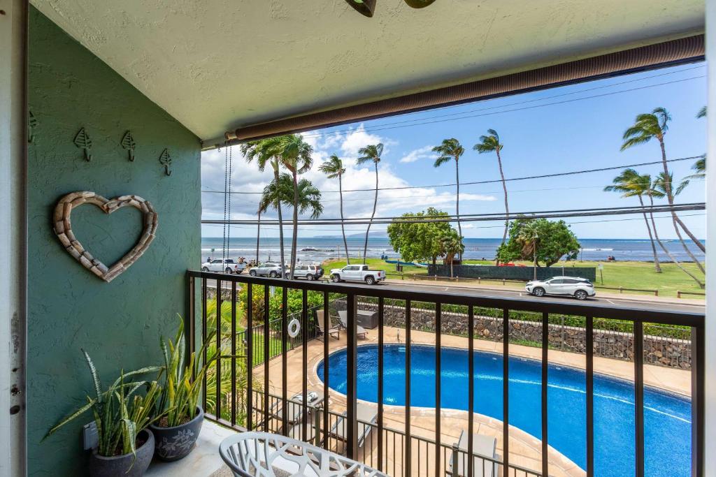 Bright Kihei Condo Across from Beach Pool AC Sleeps 4, Kihei