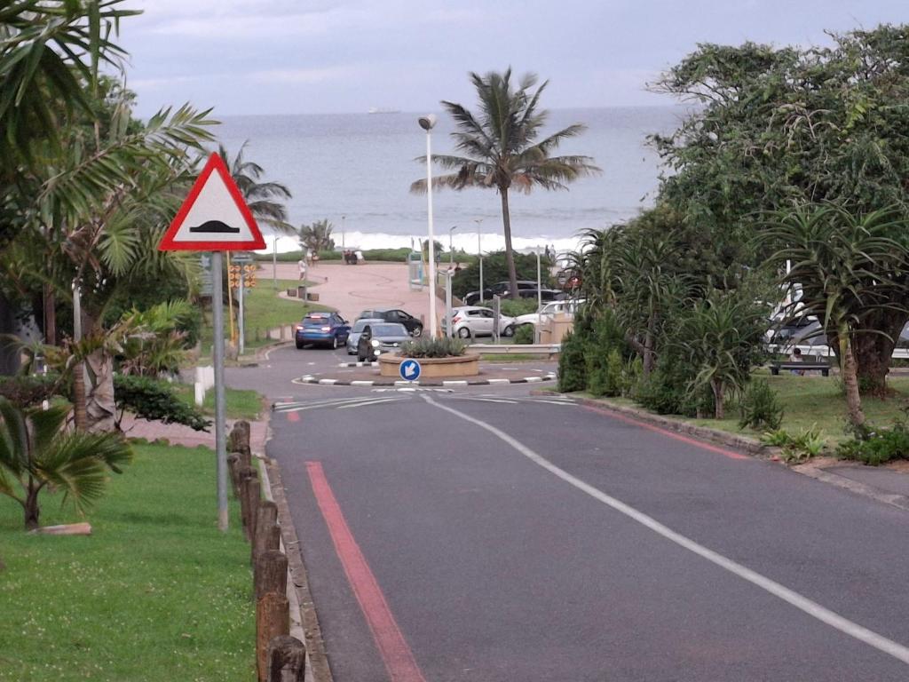 Close to the sea - Sea Facing Upstairs En-Suite Bedroom In Main House, Durban