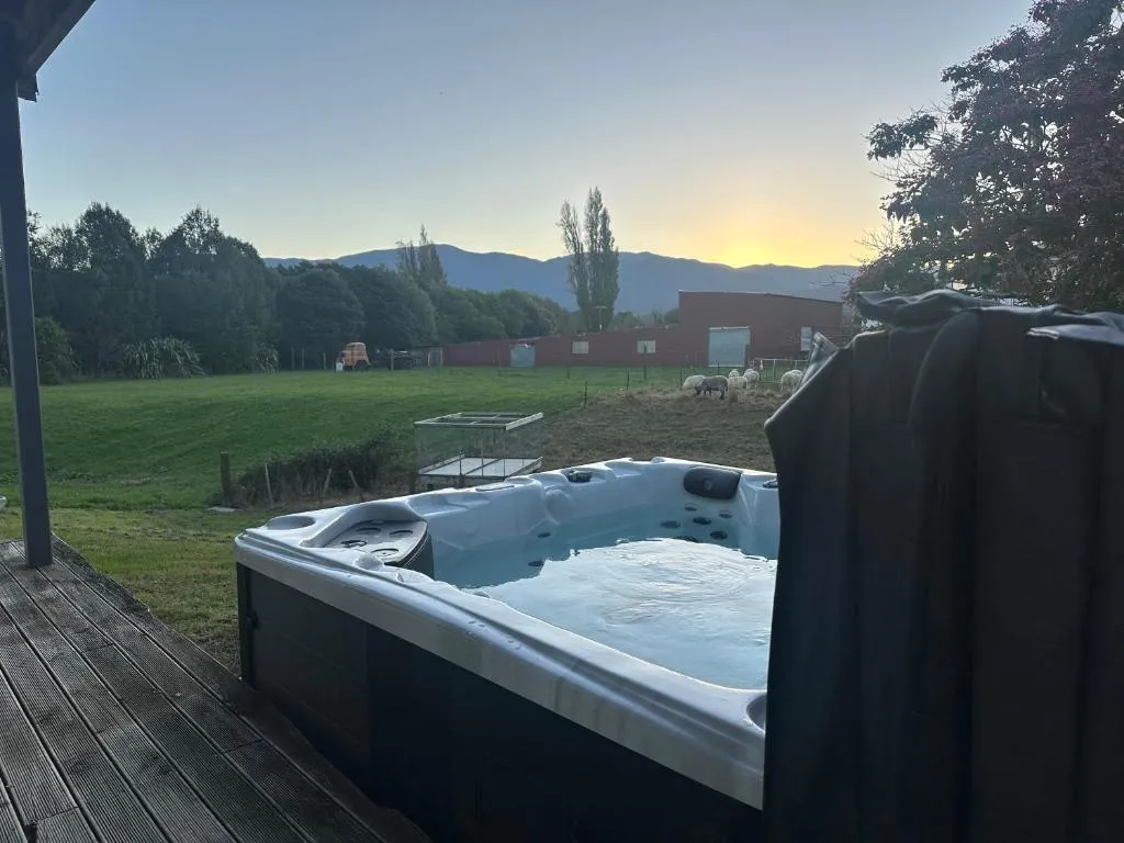 Town location, rural stay, hotel in Takaka