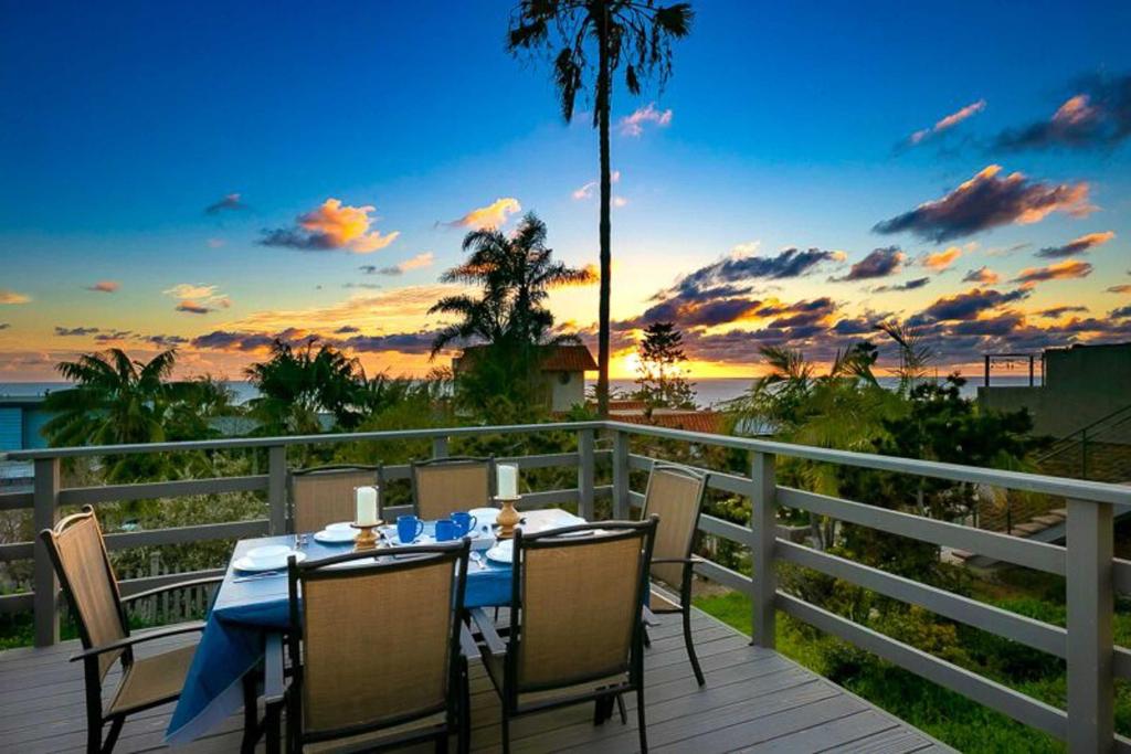 Ocean Views Walk to the Beach with King Suite, Encinitas