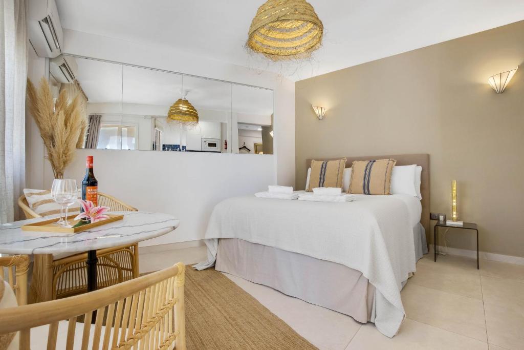 Shiny Studio with Pool & Carihuela Beach at 500m, Torremolinos