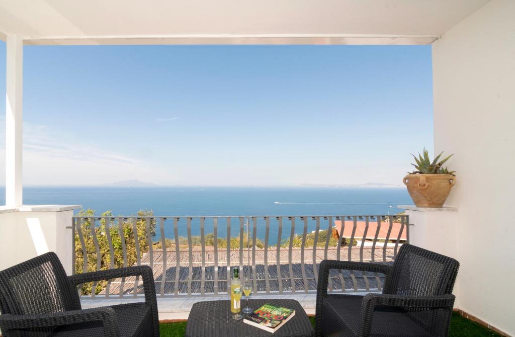 The Phoenix - Modern Breathtaking Sea View Apartment with 2 Terraces, 2 Balconies, small private garden and private parking, Massa Lubrense