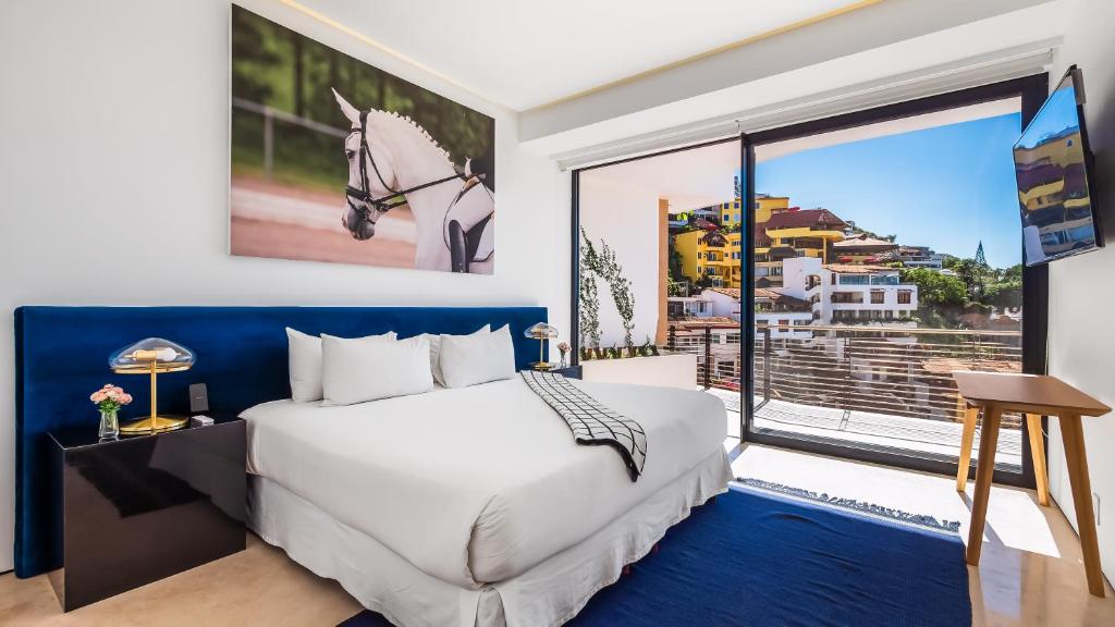 SOHO PV - 908 2 BR Unit with Best Rooftop - 4