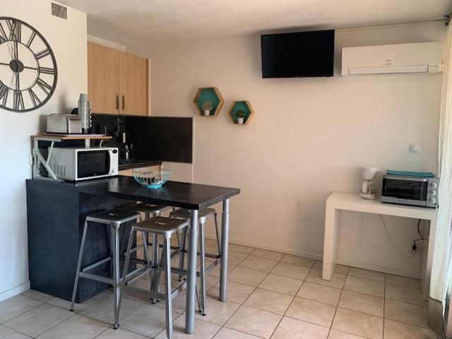 Rce les Coraux, cosy T1, situé à 7' à pied de la plage et du centre, clim, wifi, parking privé, piscines, Canet-en-Roussillon