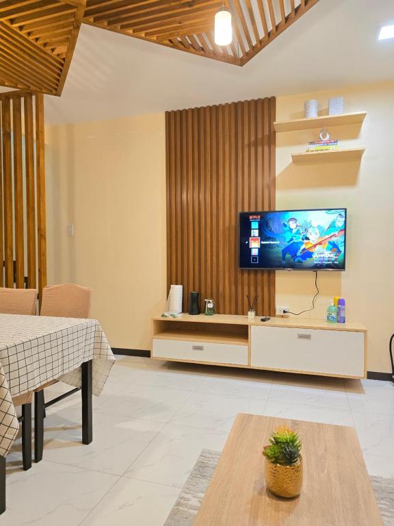 Fully-Furnished Compostela House with Carpark, WiFi, Netflix, Compostela