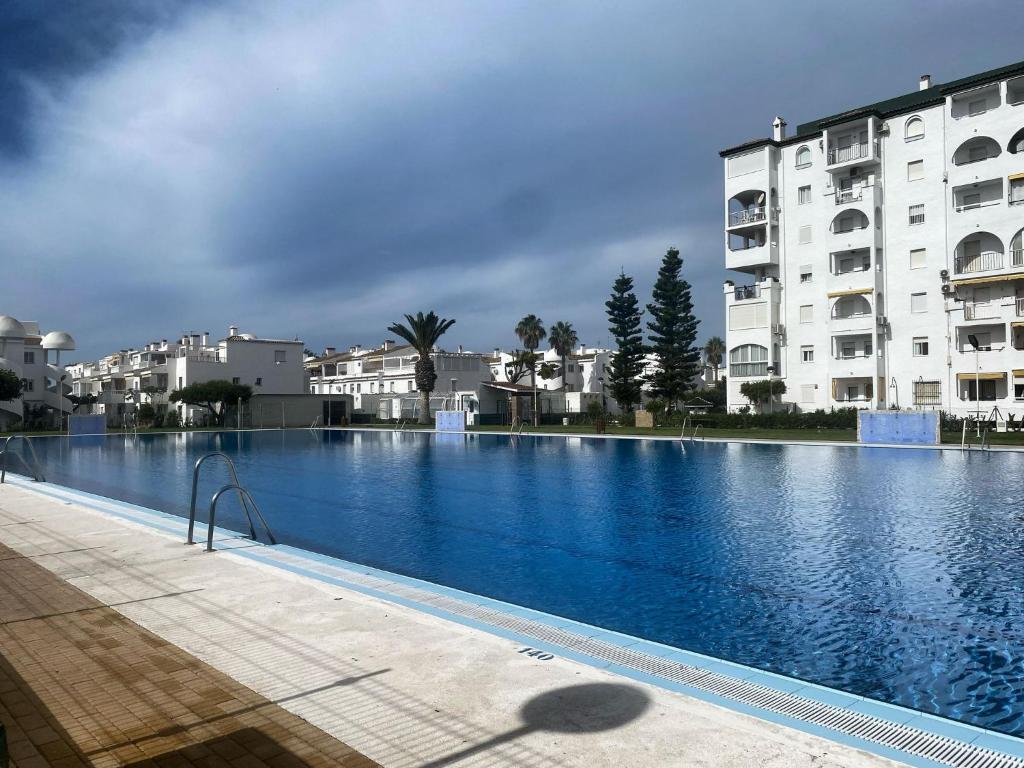 Apartamento en Urbanización Privada con Piscina en Primera Linea de Playa - 1