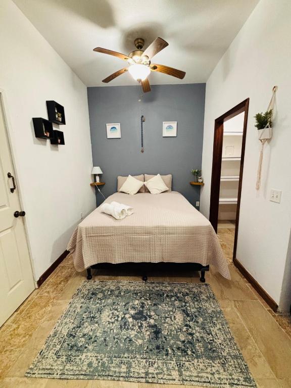 Tropical Studio in Sunset Villas, West end, West End