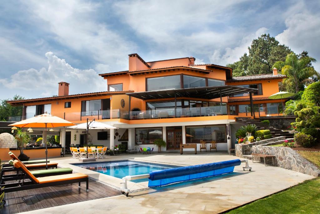 Casa Los Pinos, with a lake view in Avándaro, Valle de Bravo