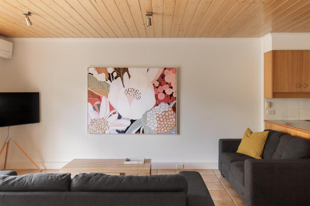 Cora Lynn - Apartment 3, Lorne