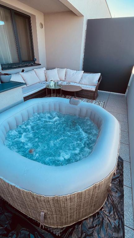 Jacuzzi area with sunset, terrace, free parking, Trnava