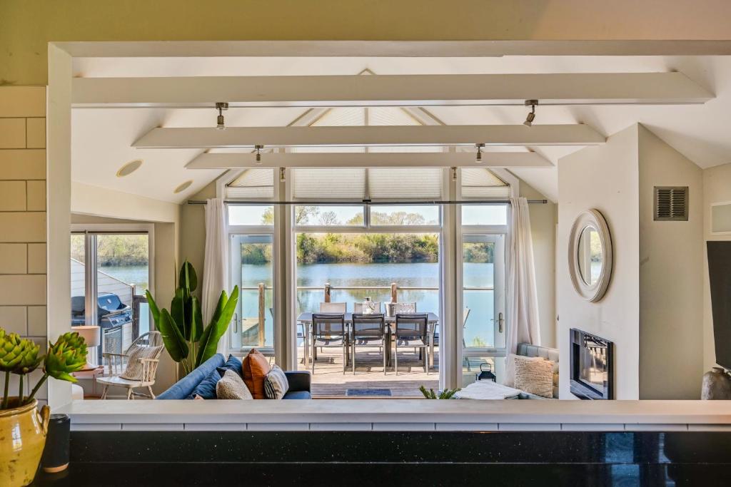 Lakeshore, Gloucestershire