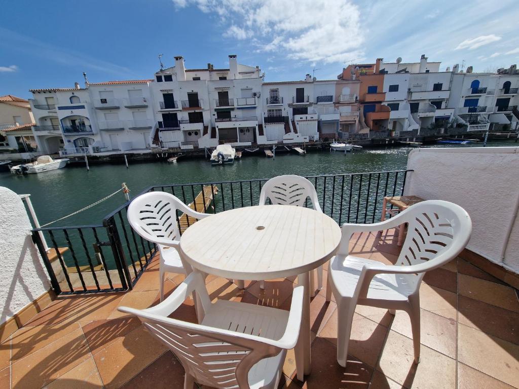 VILLA EMPORION CANALES - 2