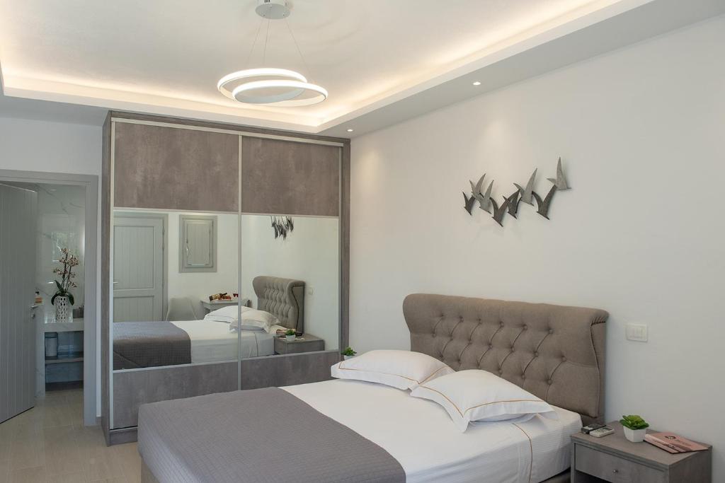 Little Diamond, Megalokhori