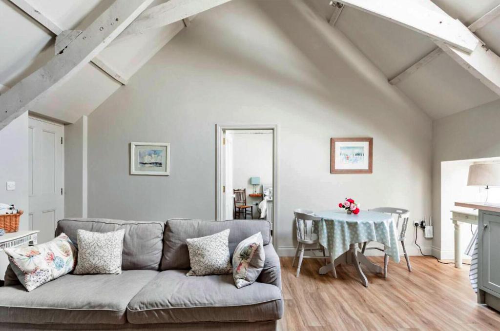 Finest Retreats - The Hayloft at Yealmpton, Yealmpton