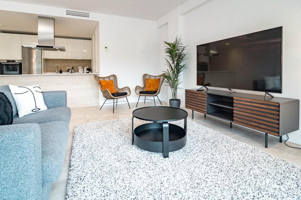 Bright 2-bedroom apartment with a terrace and pool - 2