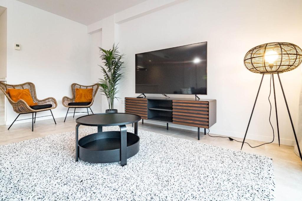 Bright 2-bedroom apartment with a terrace and pool - 3