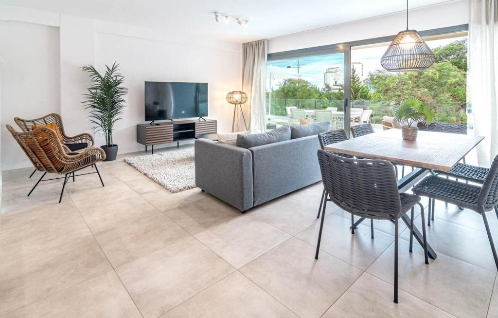 Bright 2-bedroom apartment with a terrace and pool - 4