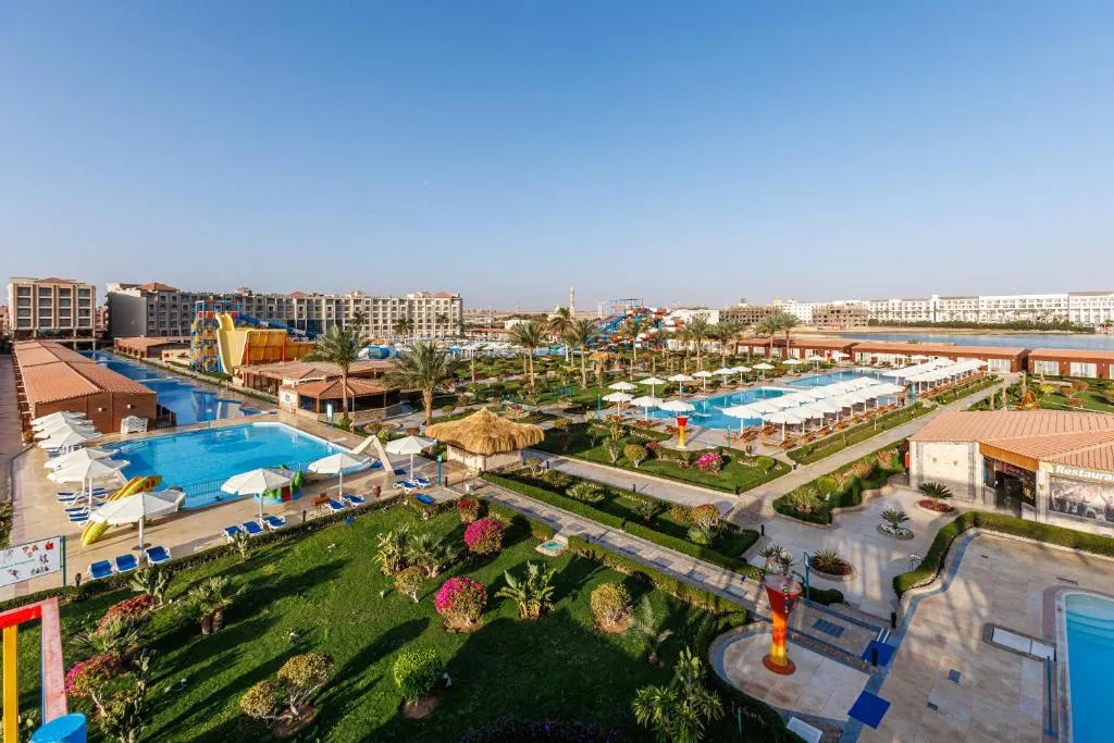 Sunrise Solara Aqua park Resort, hotel in Banī Ghālib