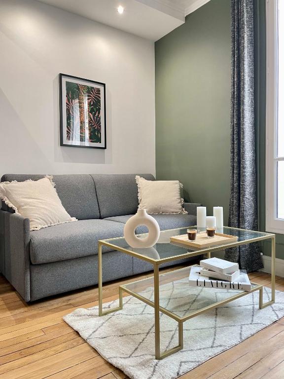 Eiffel Tower Stylish Retreat, Paris