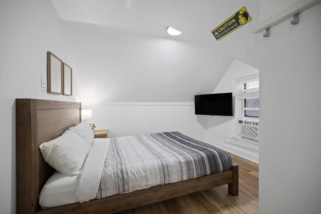 Shadyside, Pittsburgh !H Modern and Bright Private Bedroom with Shared Bathroom, Pittsburgh