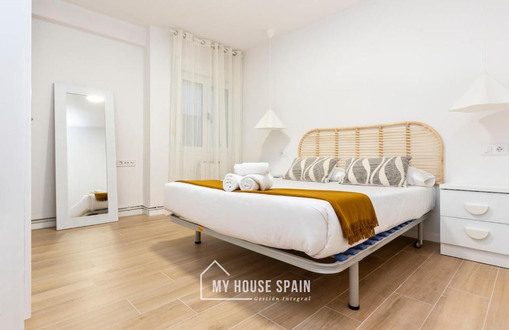 MyHouseSpain - Piso reformado con patio privado - 2